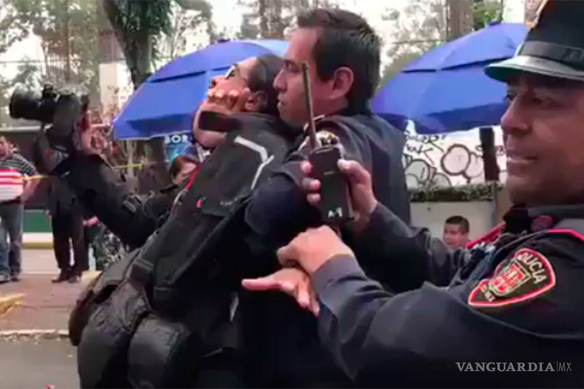 Policías de la CDMX agreden a reportero que documentaba daños en Galerías Coapa