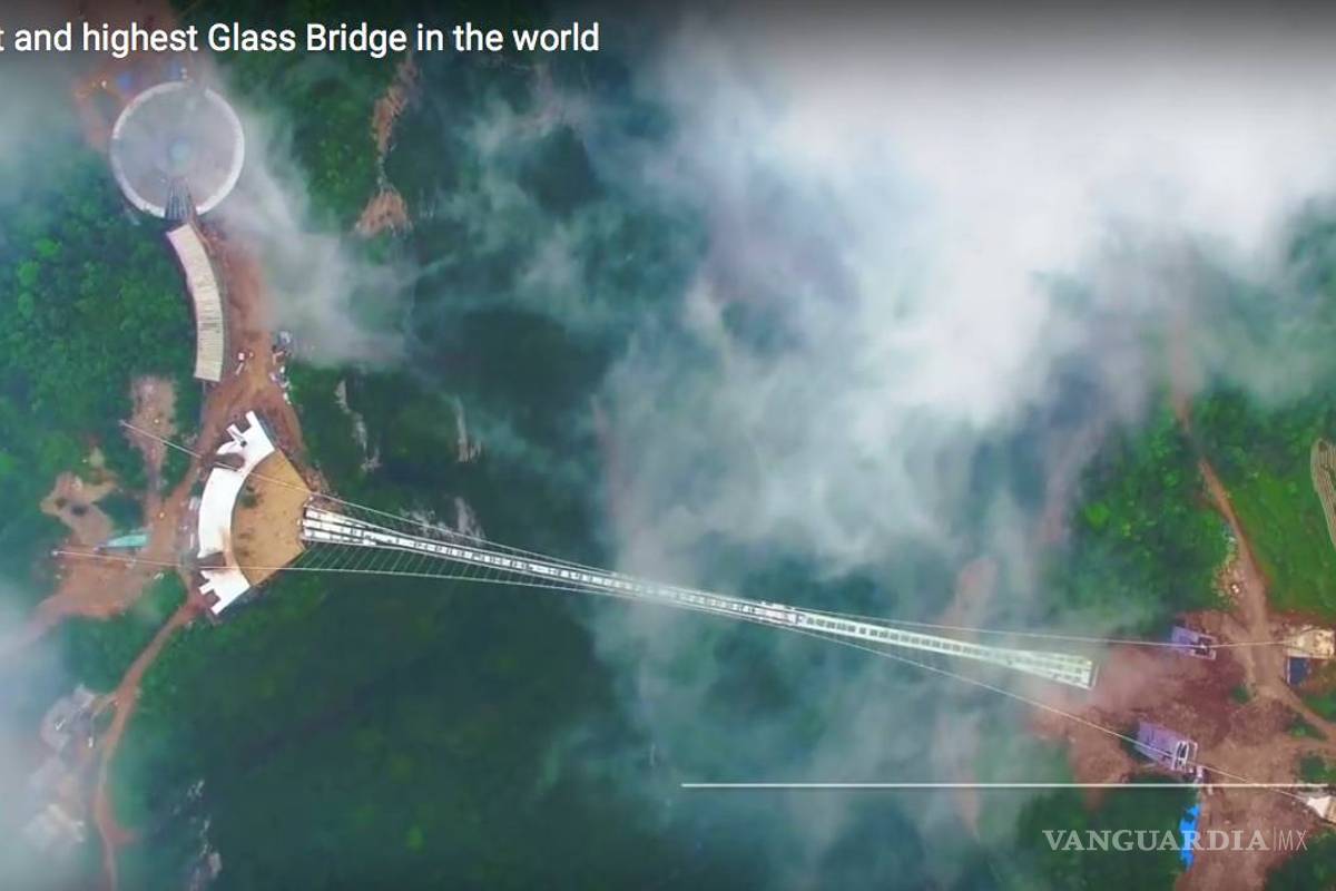 Completa China el puente de cristal más largo del mundo, de 393 metros