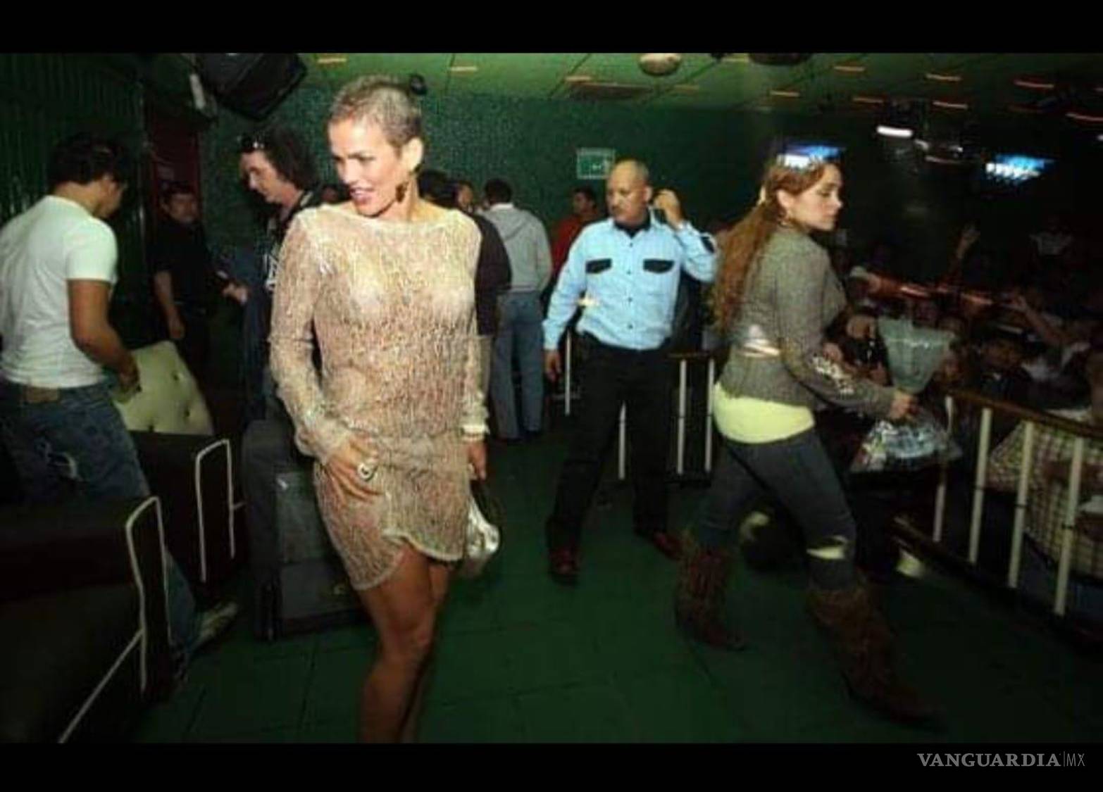 $!Vestida con transparencias y rodeada de público y seguridad, Niurka caminó entre las mesas del Kumbala como si fueran camerinos. Eran cerca de la una de la mañana, y Saltillo aguantaba la respiración entre selfies prematuras y el eco de su frase: “Niurka es amor”.