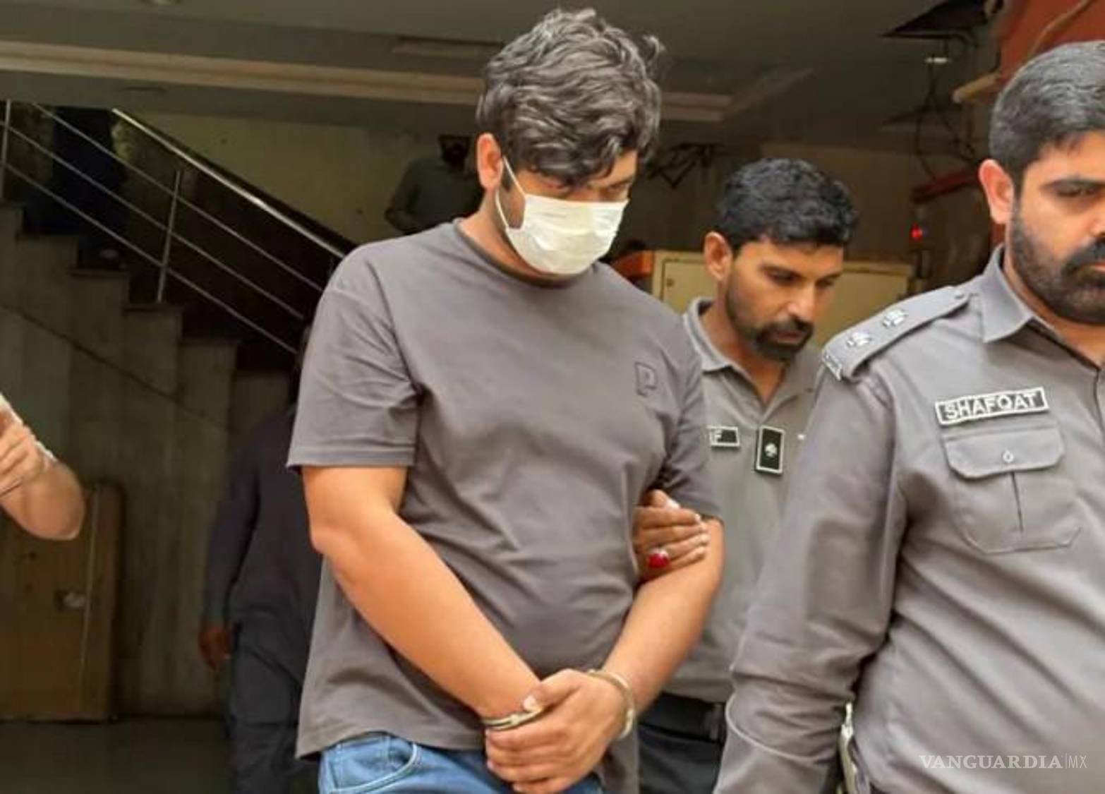 $!Agentes de policía escoltan al sospechoso detenido Faheem Akram, acusado de dirigir una operación de falsificación de sellos postales en línea en Lahore, Pakistán, el 21 de octubre de 2026.