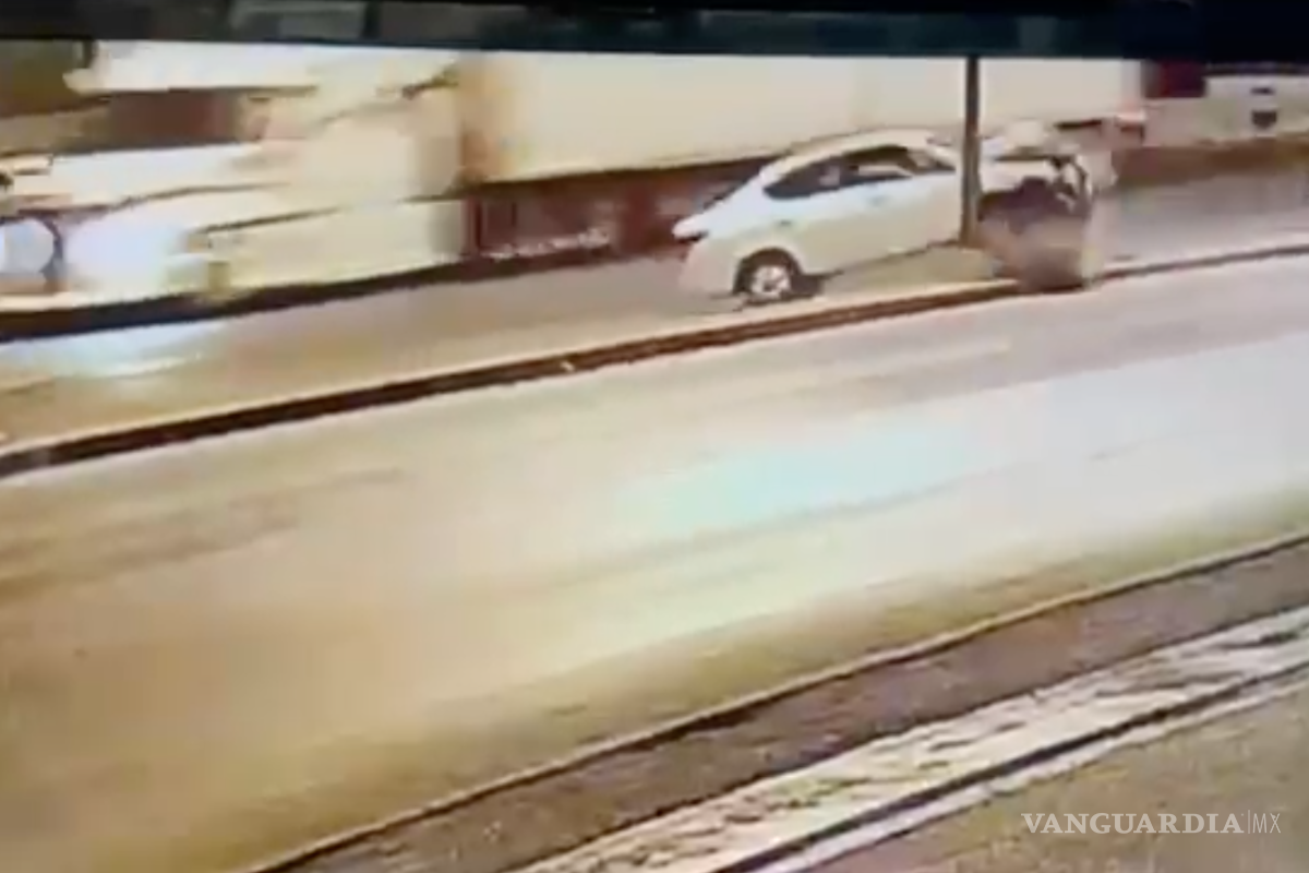 Cámaras captan choque de tráiler y taxi en Ramos Arizpe; conductor grave y operador huye (video)
