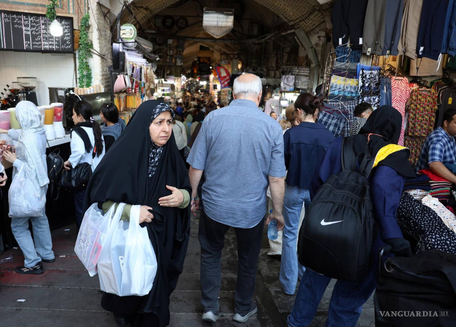$!Unos iraníes van de compras al Gran Bazar de Teherán, en Teherán, Irán, el 10 de agosto de 2026.