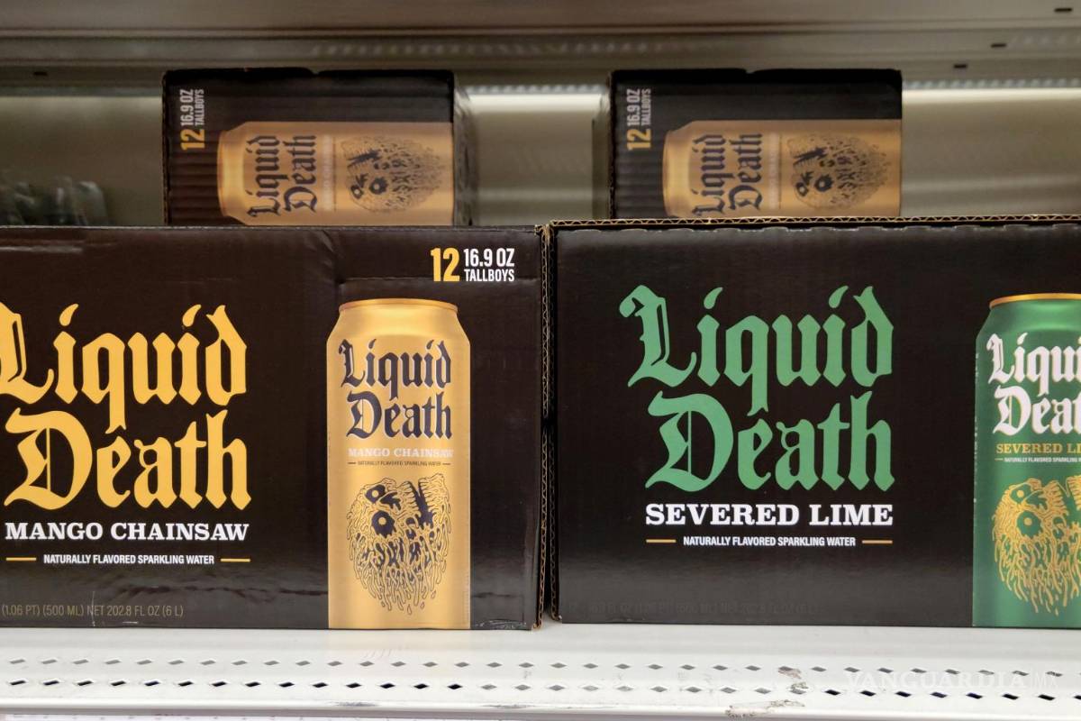 $!Vista de unas cajas de agua con sabores de mango (i) y lima (d) de la startup de agua enlatada Liquid Death expuestas a la venta en un supermercado de Miami.