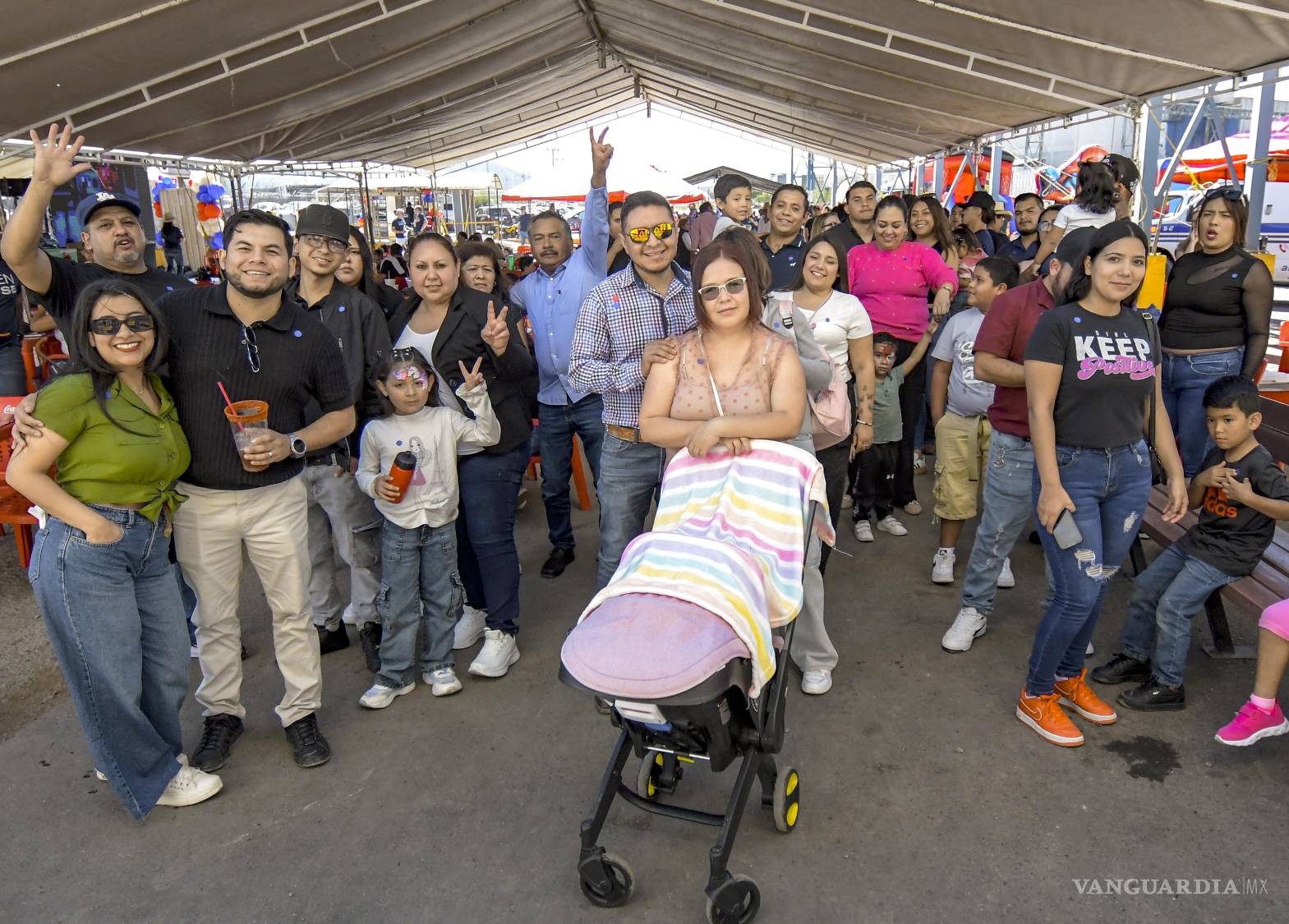 $!Las familias de los colaboradores formaron parte del festejo, compartiendo la alegría por una década de crecimiento y oportunidades laborales.