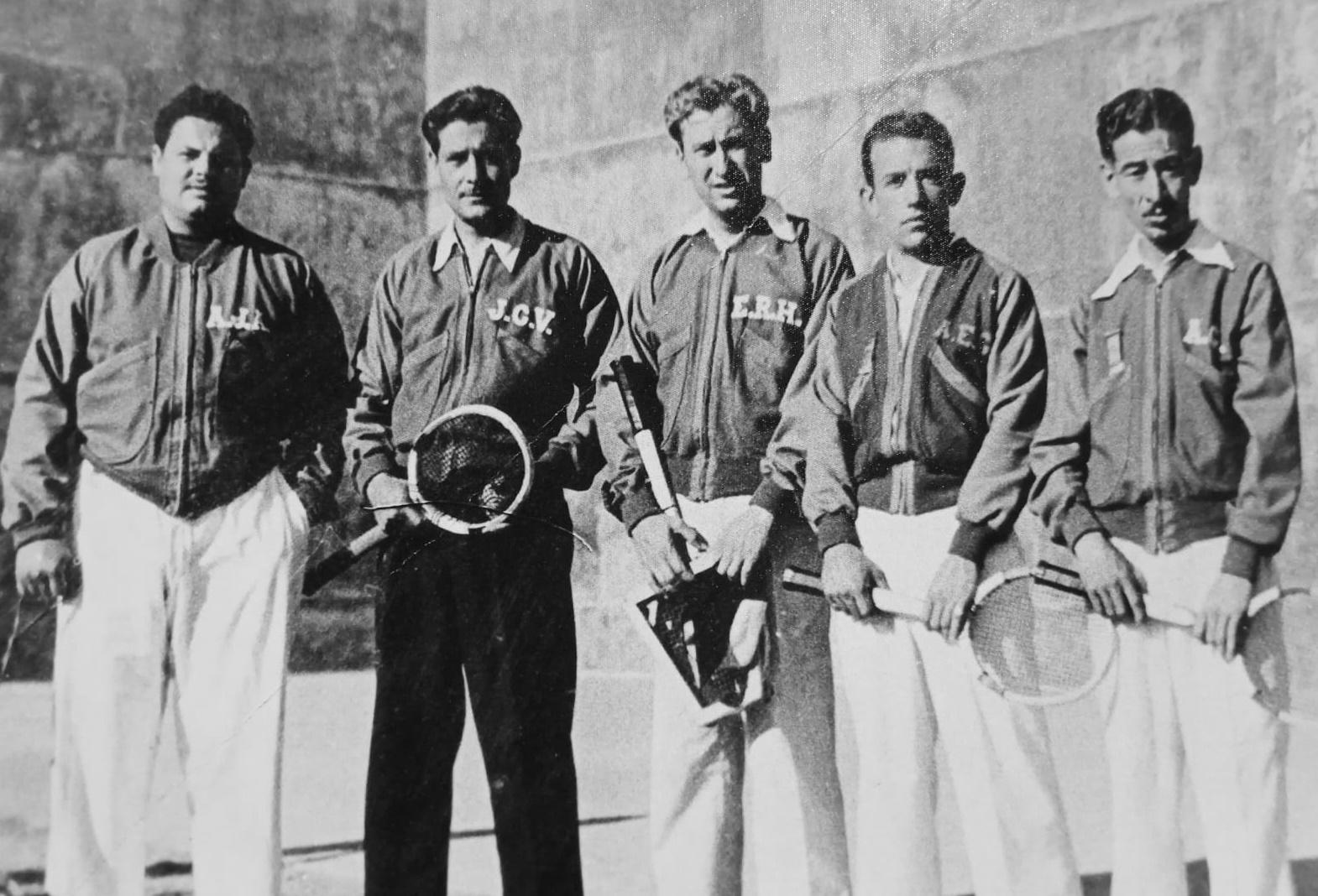 $!Enrique Reyna Hermosillo, en su juventud, tercero de izquierda a derecha, y quien destacó en varios deportes.