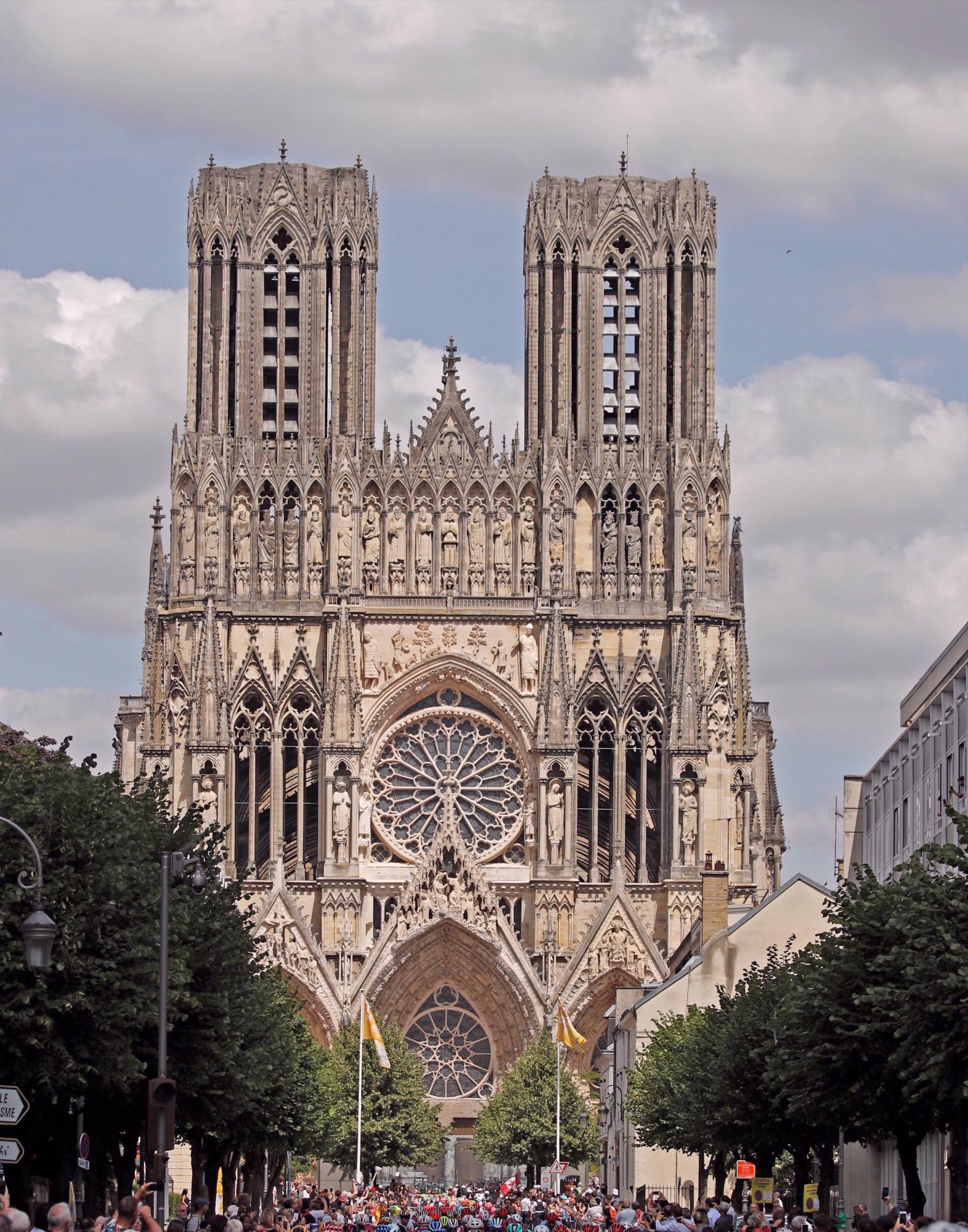 $!Catedral de Reims (Francia) (1211), modelo más perfecto del gótico clásico, y destaca por los conjuntos escultóricos de sus tres portadas, los mas rico del mundo.