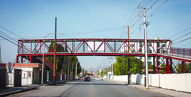 Innecesario: Alumnos del Tec de Saltillo no usan el puente peatonal inaugurado hace un año