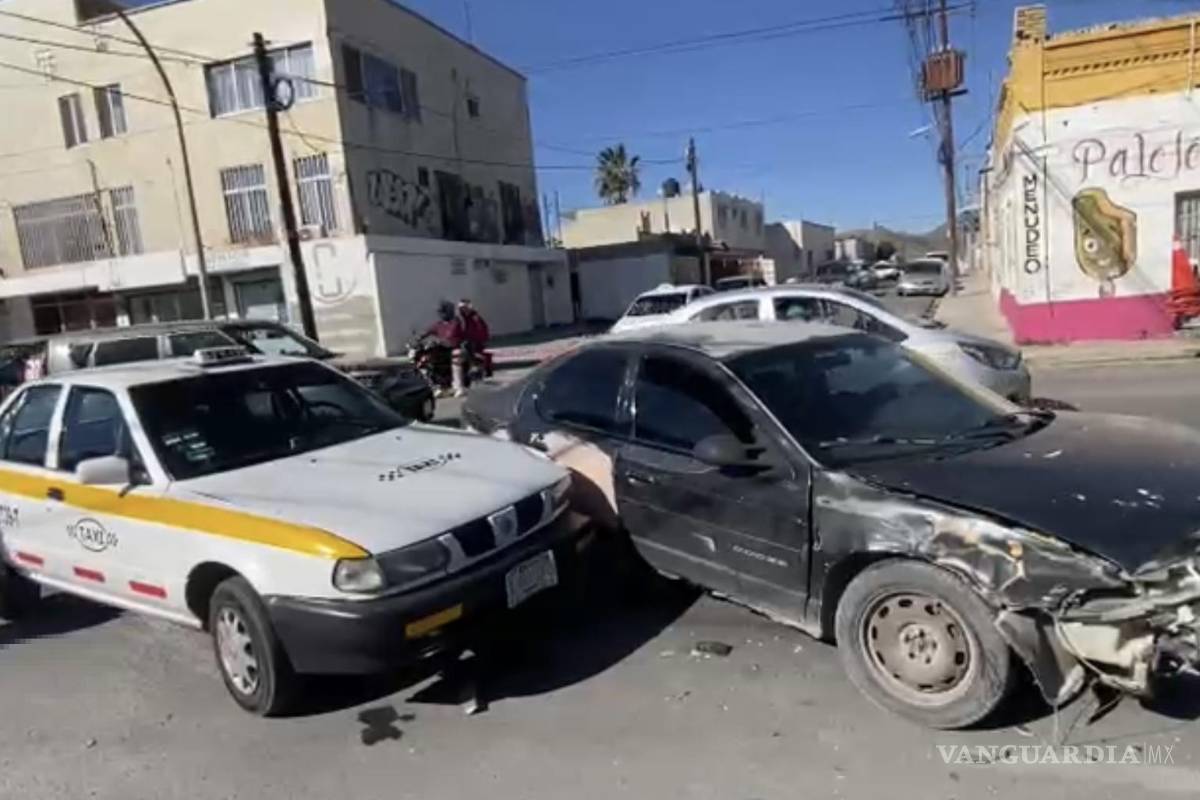 Choca contra taxi al cruzar sin precaución en el Centro de Saltillo; presuntamente le cedieron el paso