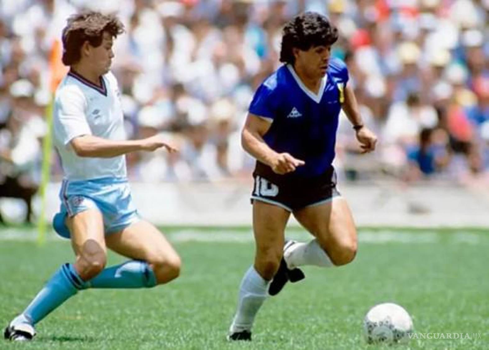 $!En un mismo partido, Maradona firmó la “Mano de Dios” y el que muchos consideran el mejor gol de la historia.
