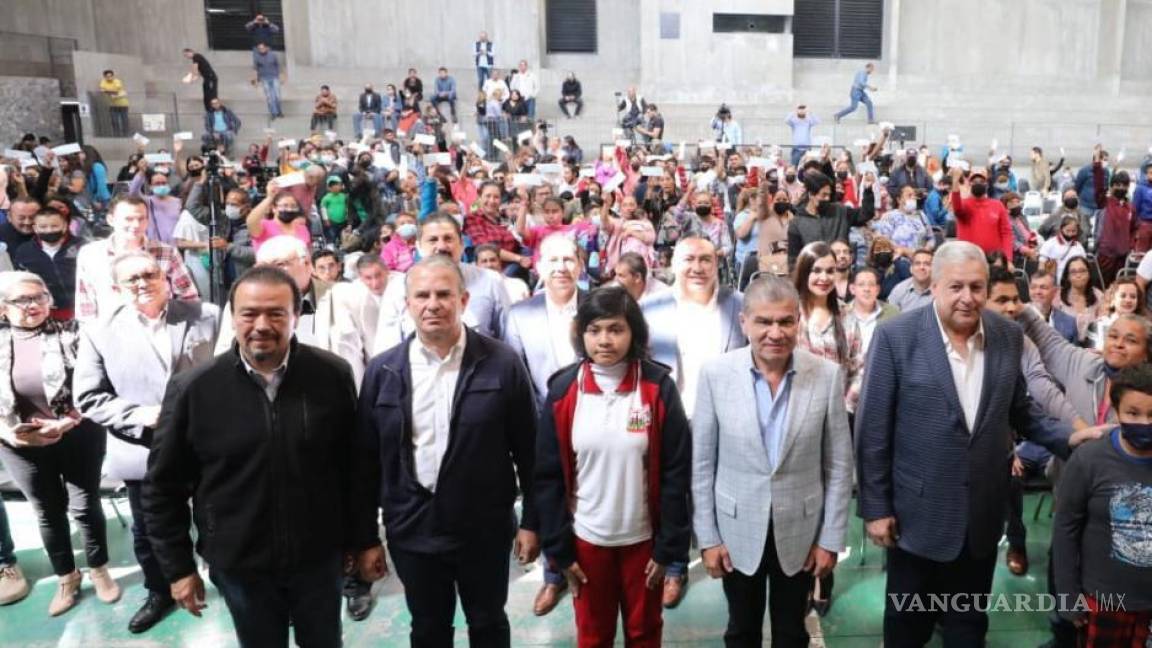 $!Entregan Chema Fraustro y Miguel Riquelme apoyos a estudiantes de Saltillo con discapacidad