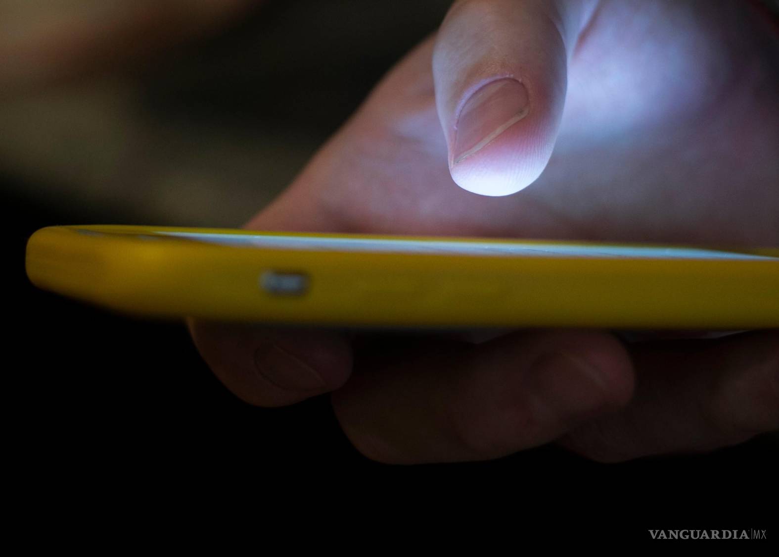 $!Una persona usa un teléfono celular en Nueva Orleans el 11 de agosto del 2019. (AP foto/Jenny Kane)