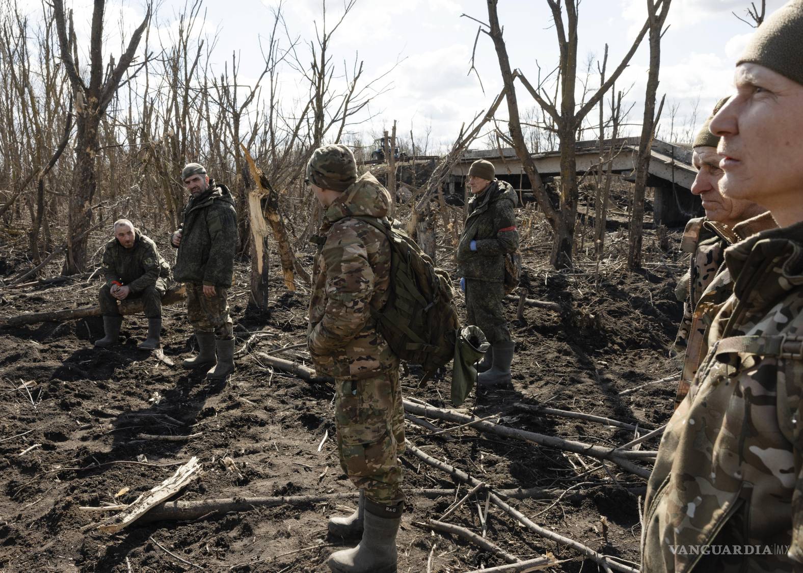 $!Fuerzas rusas buscan cadáveres de soldados y civiles en Cherkasskoye Porechnoye, oeste de Rusia.