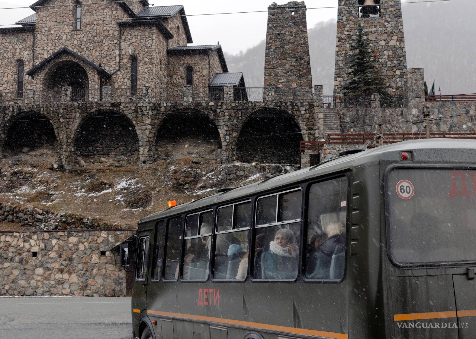 $!Cadetes y profesores abandonan el Monasterio de la Dormición de Alan ,el monasterio ortodoxo ruso situado a mayor altitud del país, en el desfiladero de Kurtatinski, en Osetia del Norte.
