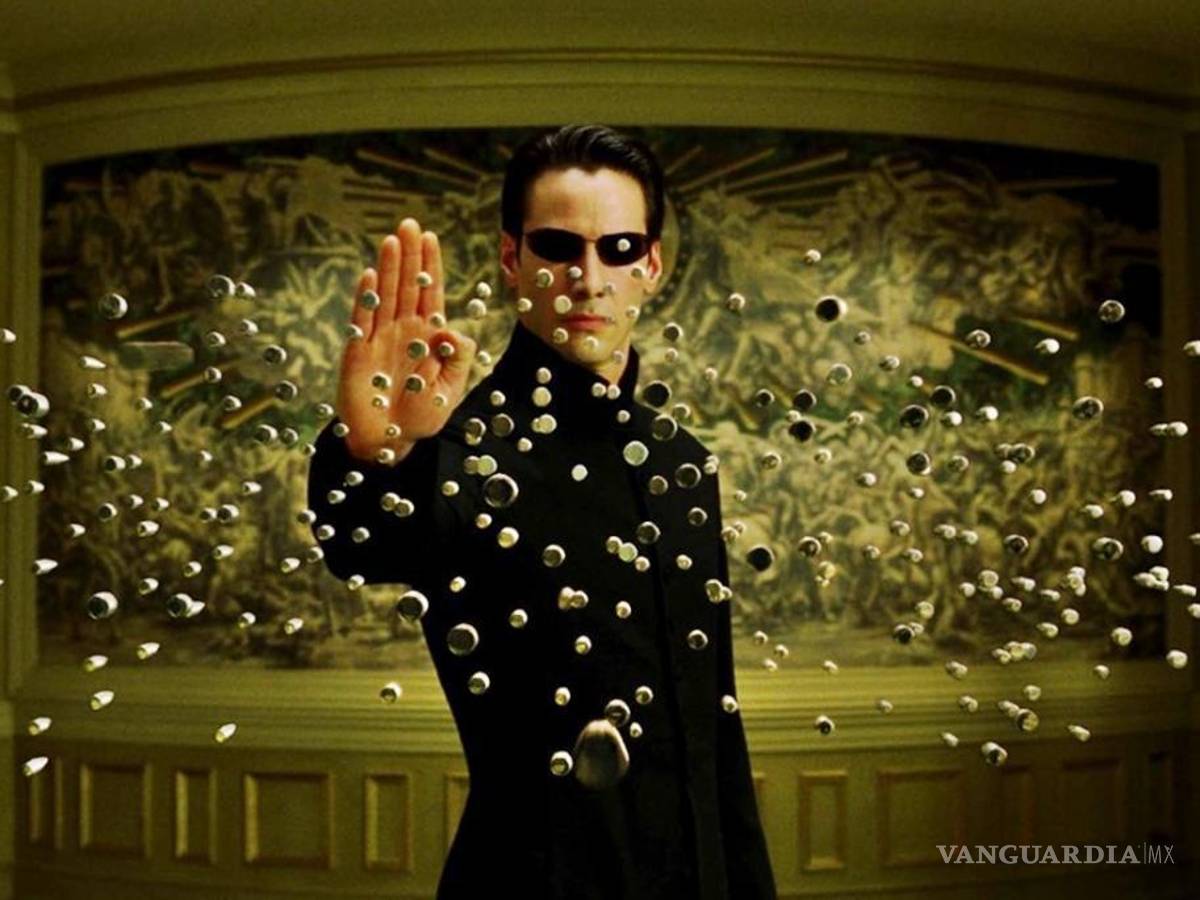 $!En un avance vemos a Neo mirándose en un espejo, sin embargo, el hombre que lo mira no es Neo en absoluto, lo que sugiere que la última versión del salvador de la humanidad.