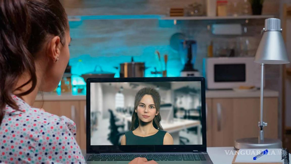 $!Paciente interactuando con una avatar en ordenador portátil.