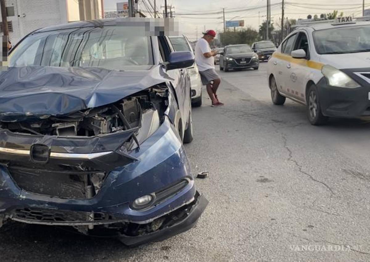 $!Los vehículos quedaron con daños visibles tras el choque en la colonia Universidad.