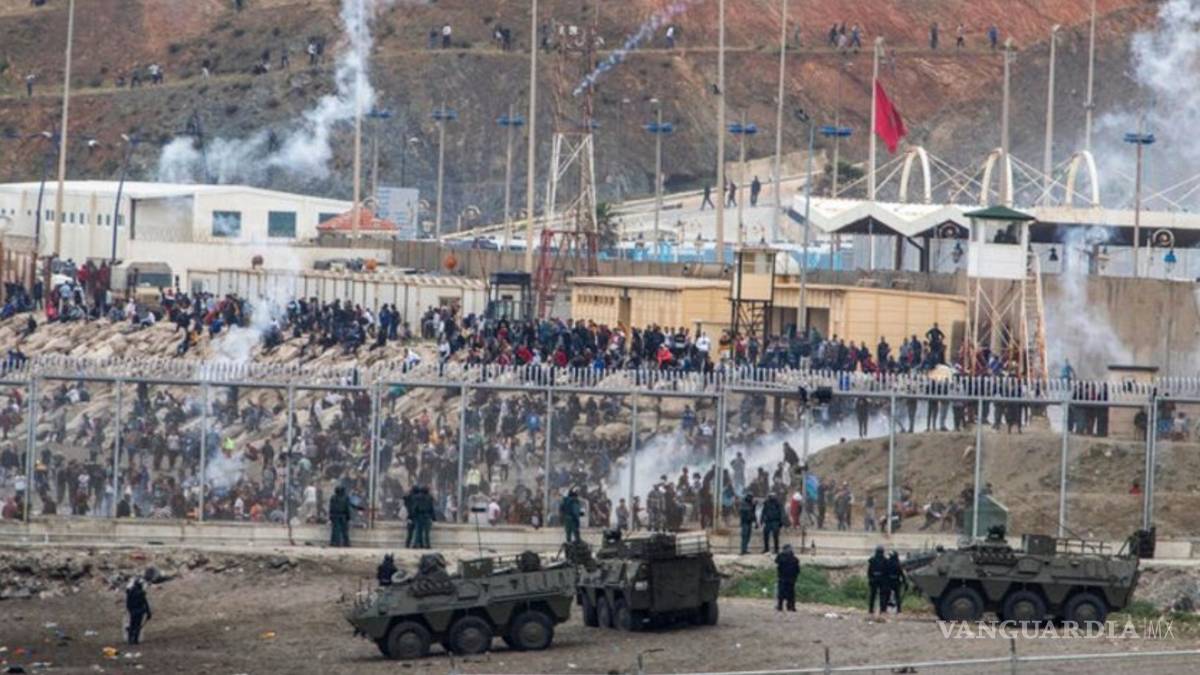 Miles de migrantes intentan entrar a territorio español; militares se despliegan en frontera con Marruecos