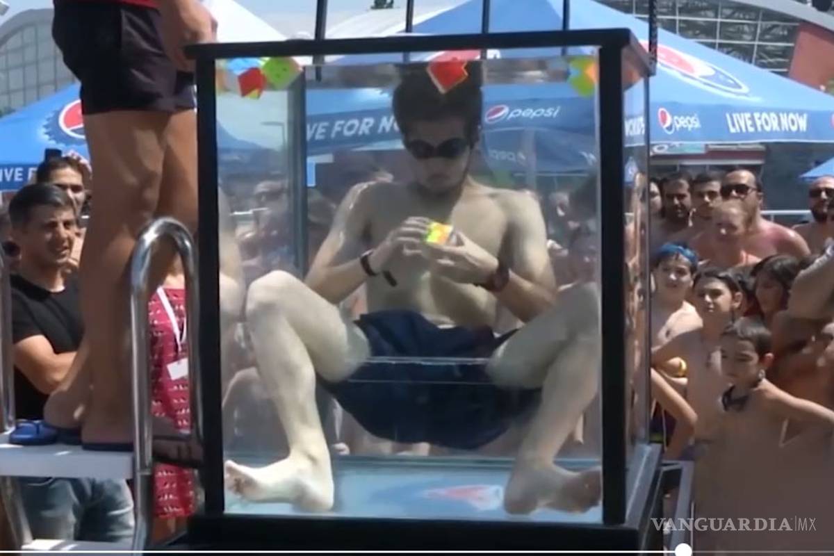 Hombre resuelve seis cubos Rubik bajo el agua