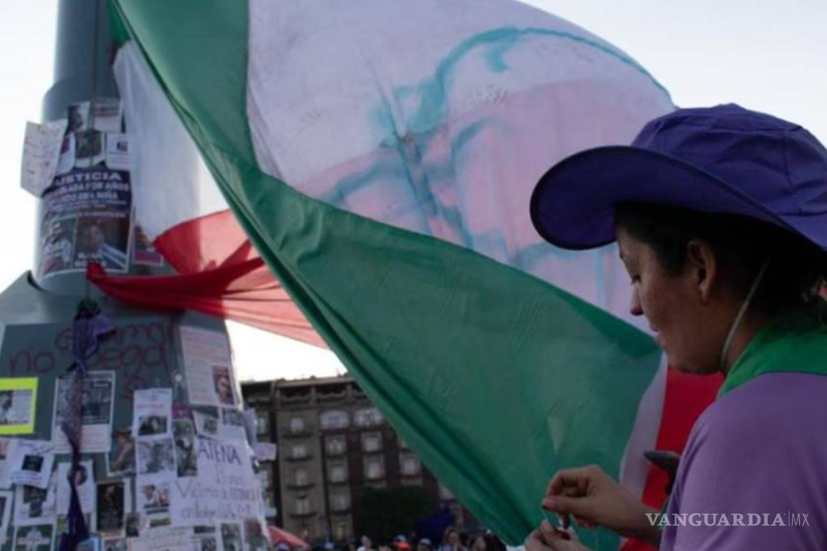 Militares cubren consignas escritas en el asta bandera del Zócalo de la CDMX, tras marcha del 8M