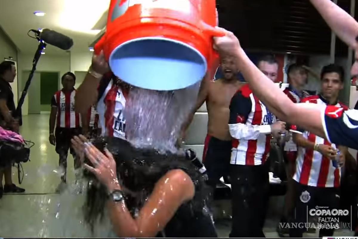 Jugadores de Chivas 'bañan' a reportera de Univisión