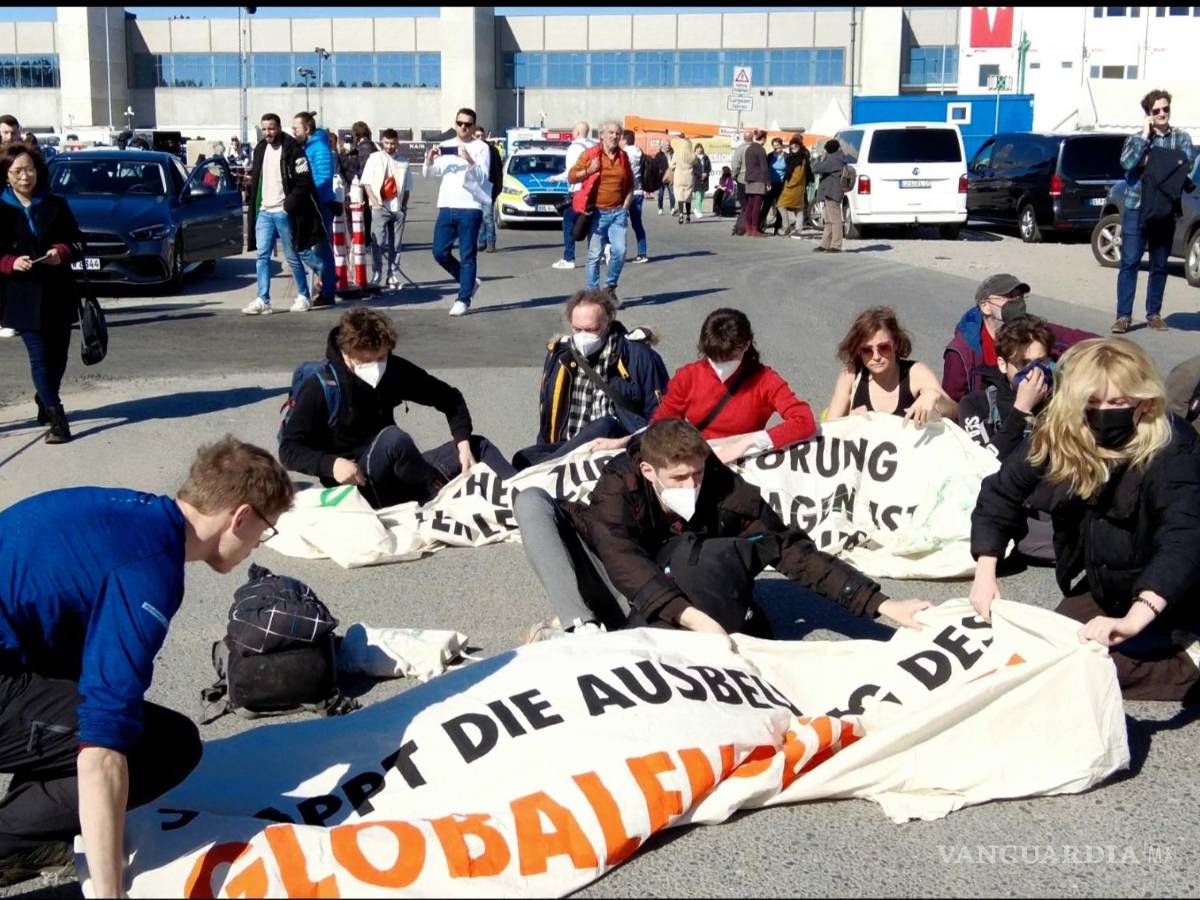$!Por su parte, grupos ambientalistas se manifiestan durante su inauguración
