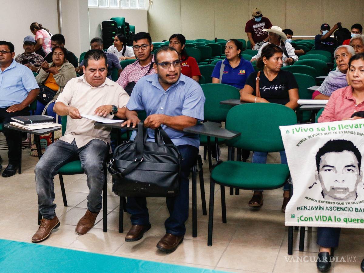 $!CHILPANCINGO, GUERRERO. 23 AGOSTO 2024.- En una reunión a puerta cerrada, madres y padres de los 43 solicitaron al Poder Judicial de Guerrero que haya un deslinde público de las autoridades que en 2014 encabezó la ex magistrada Lambertina Galeana Marín, ya que la desaparición de los videos captados la noche del 26 de septiembre constituye un acto de encubrimiento que impidió saber el destino la mitad de los estudiantes desaparecidos. Los padres de los 43 sostuvieron una reunión con el presidente del Tribunal Superior de Justicia (TSJ), Raymundo Casarrubias Vázquez, y el subsecretario de Asuntos Políticos del Gobierno de Guerrero, Francisco Rodríguez Cisneros, por espacio de dos horas.