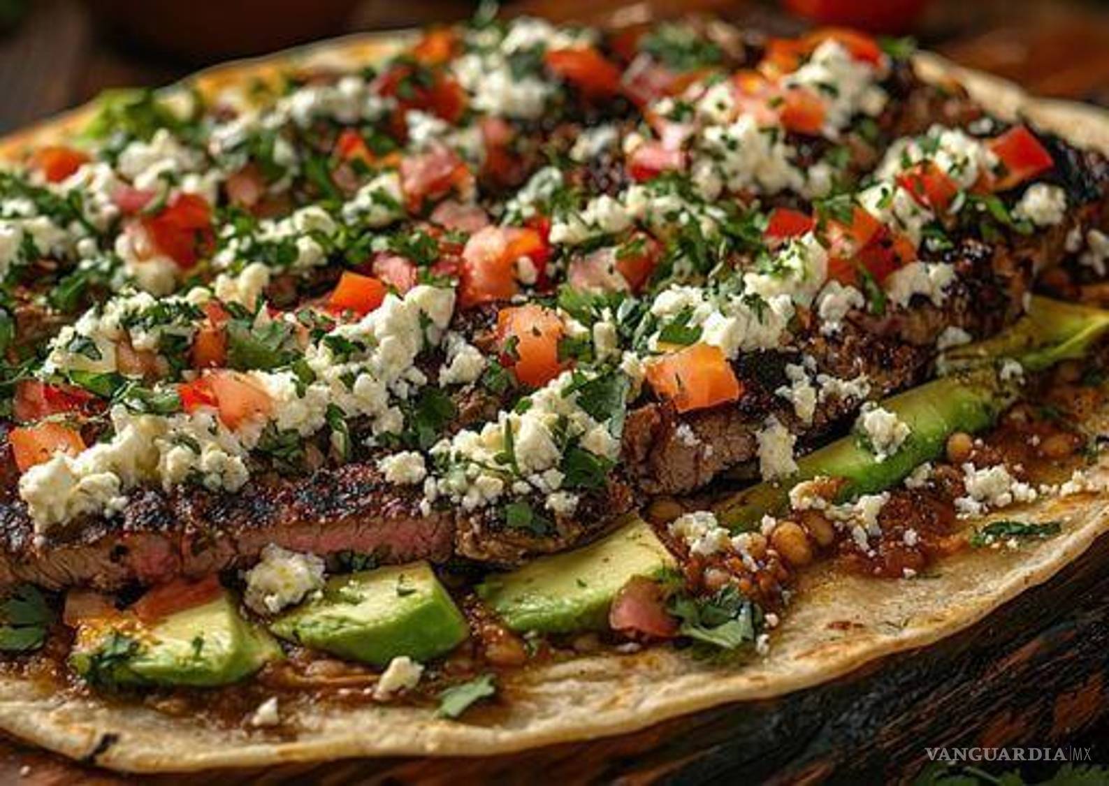 $!Tlayuda: El orgullo de Oaxaca combina textura, intensidad y una mezcla única de ingredientes regionales.