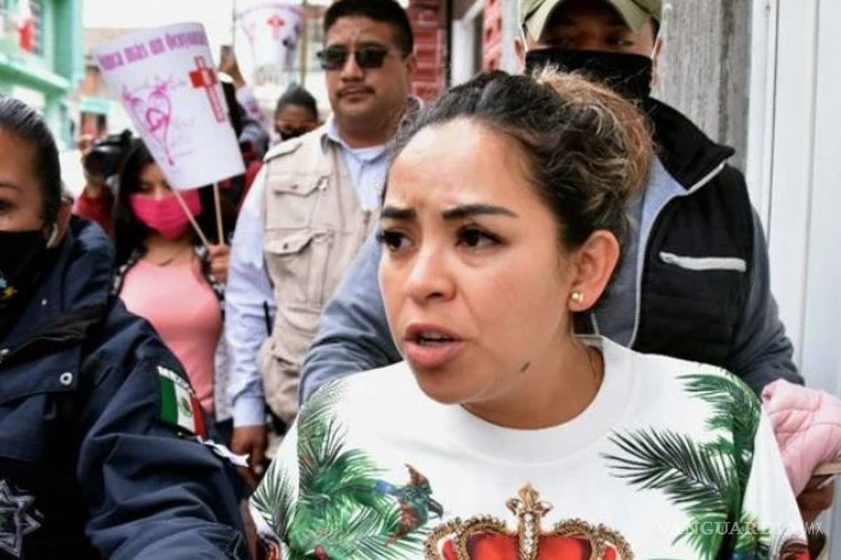 Vecinos molestos por inseguridad retienen a alcaldesa de Edomex para exigir justicia