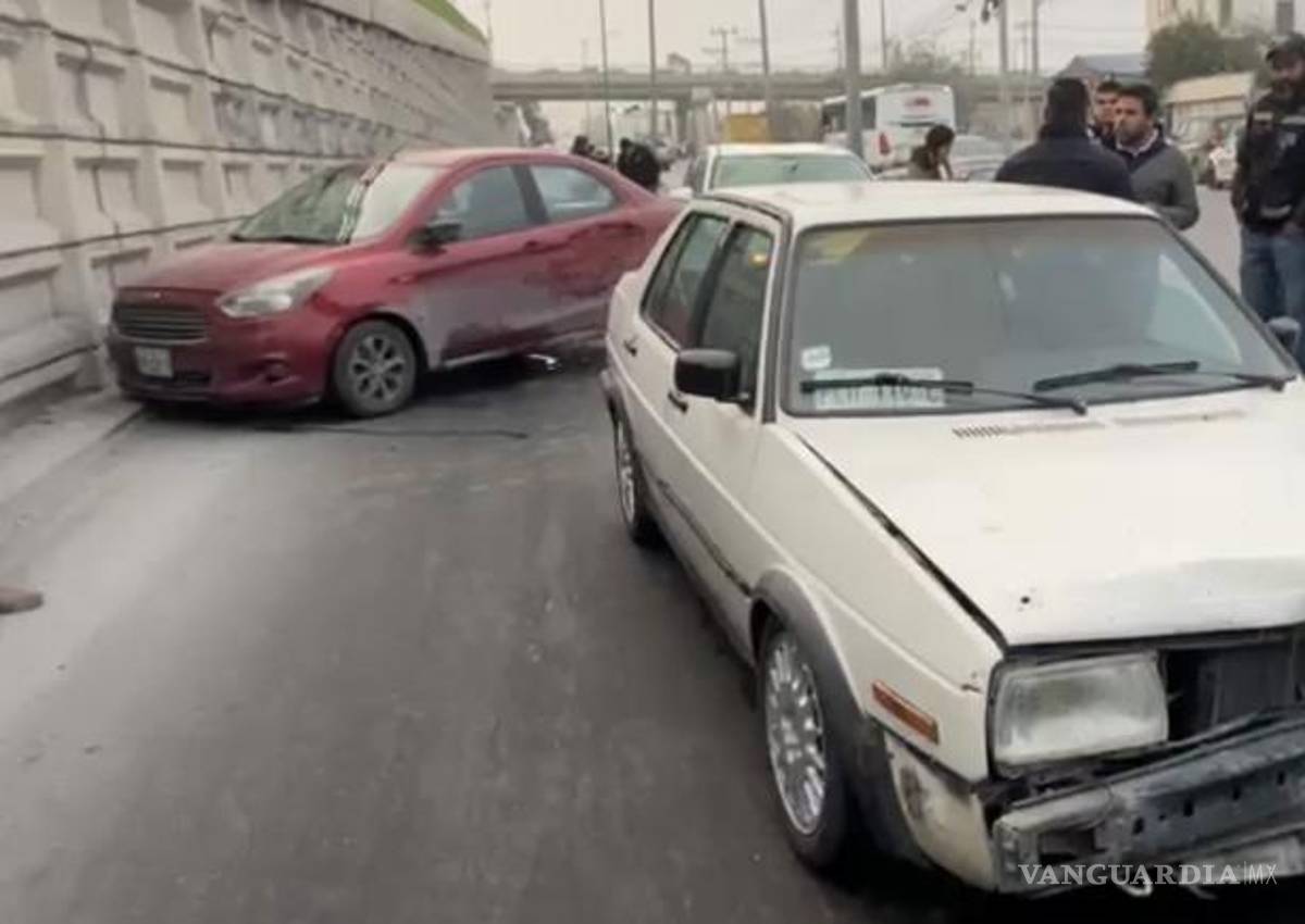 $!Saltillo: aceite en el pavimento desata choque múltiple en Vito Alessio Robles