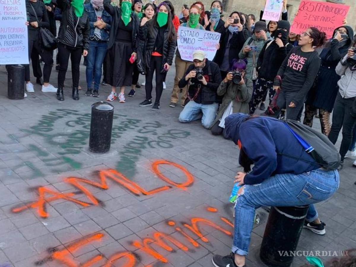 $!La 'Mañanera' de AMLO inicia entre gritos de justicia por feminicidios en México