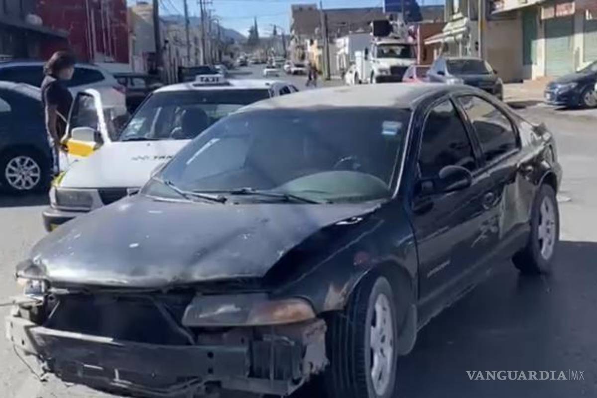 $!La falta de precaución al cruzar un alto obligatorio derivó en afectaciones al tránsito en vialidades céntricas.