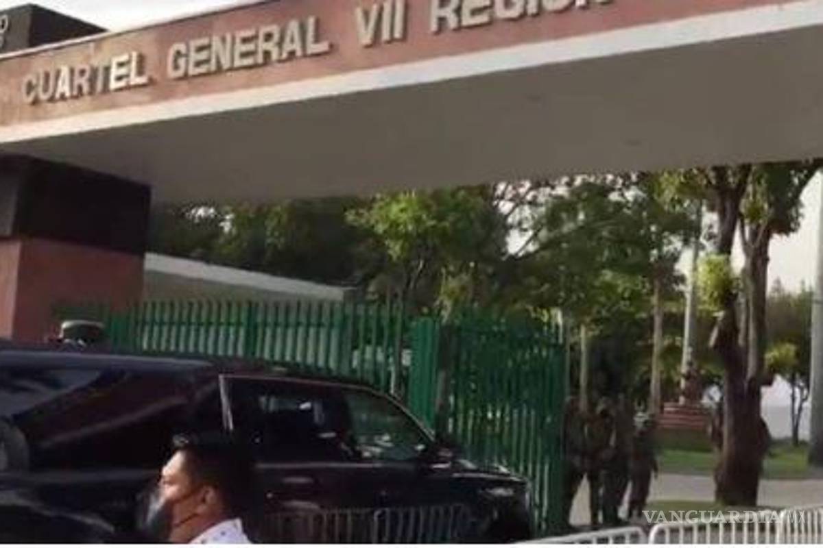 Tras dos horas de bloqueo por el CNTE, AMLO llega a zona militar en Chiapas