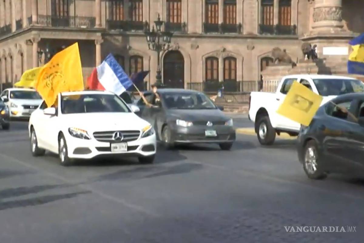 Aficionados de Tigres hacen caravana en la Macro por el pase a la final