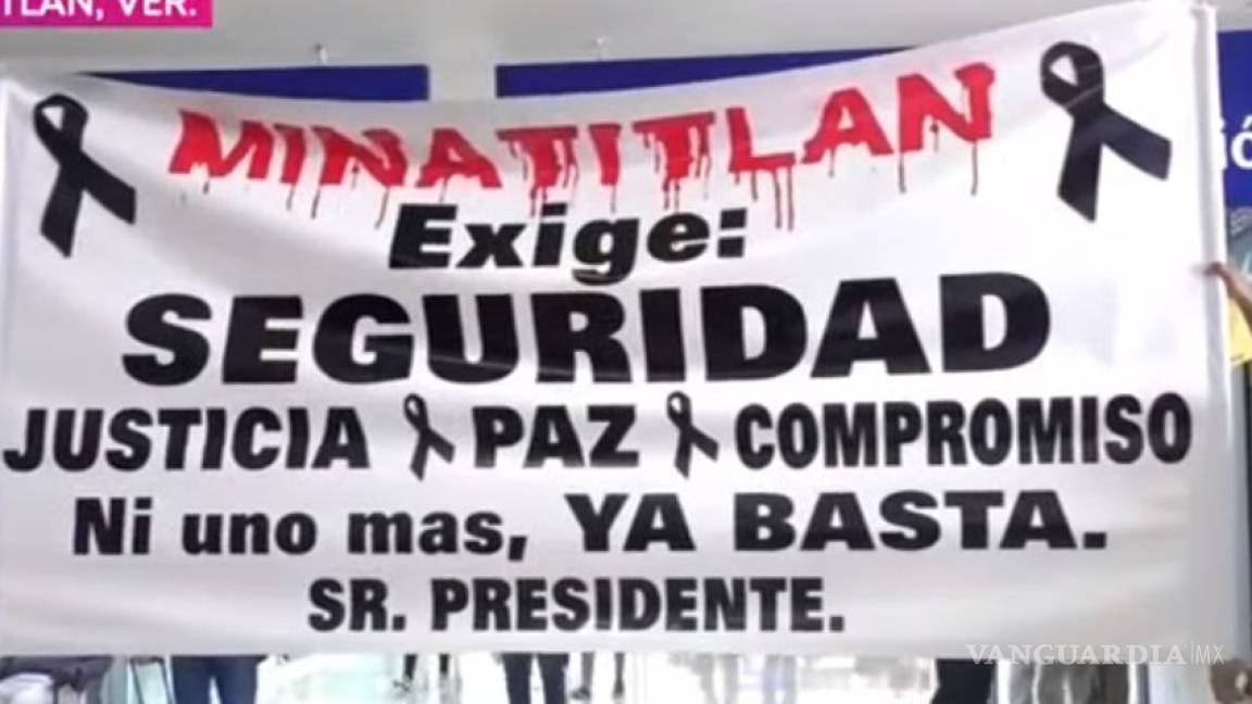 Reciben a AMLO con exigencia de justicia en Minatitlán