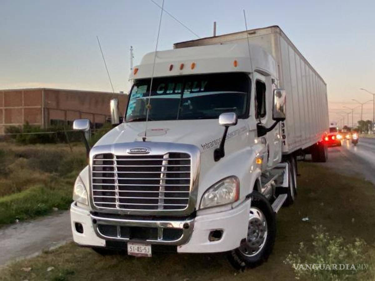 $!Elementos de Tránsito Municipal inspeccionaron el lugar del accidente mientras esperaban la llegada de las grúas para retirar los vehículos involucrados.