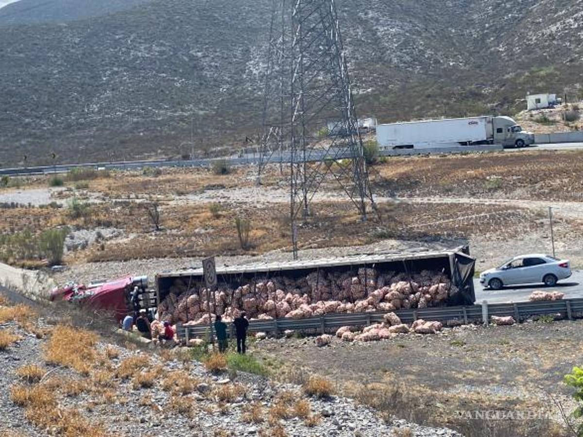 $!Equipos de rescate y personal de la Guardia Nacional trabajan en la escena donde un camión de carga volcó debido al peso de las cebollas que transportaba.