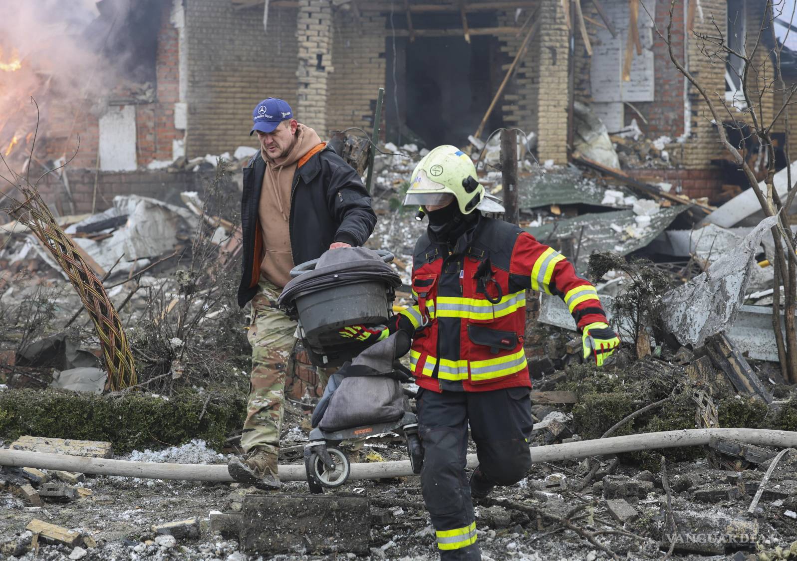 $!Tras un a taque ruso en Kiev almenos una persona murió y otras ocho fueron rescatadas de los escombros, incluido un niño.