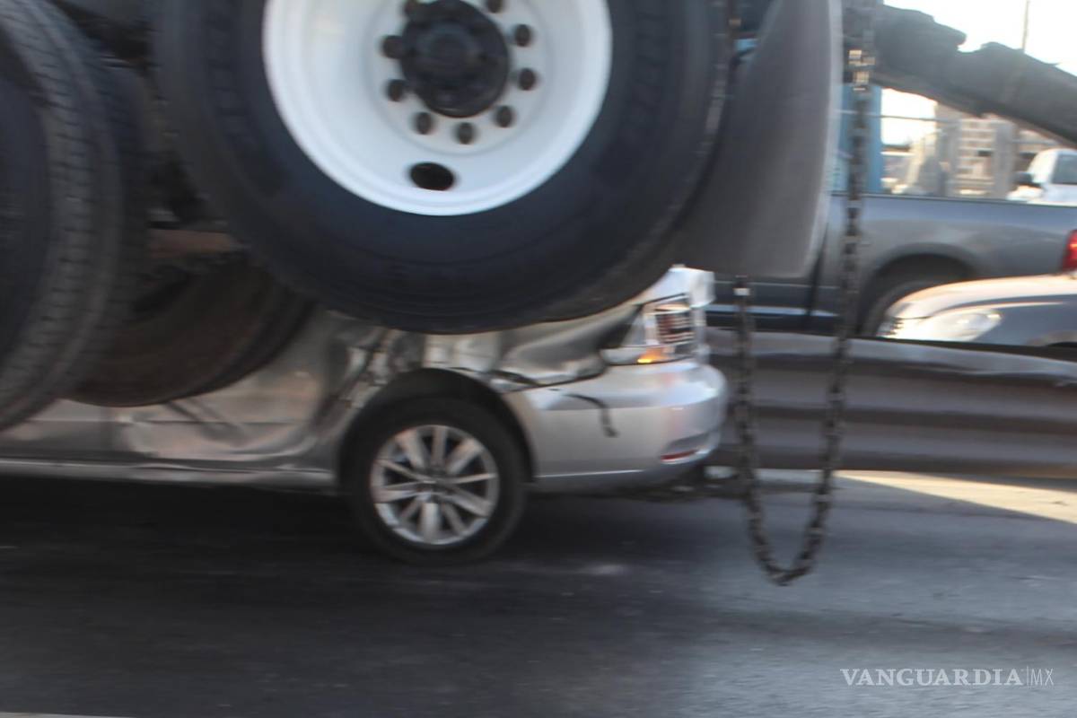 Tráiler se impacta contra auto y provocan caos vial, en Saltillo