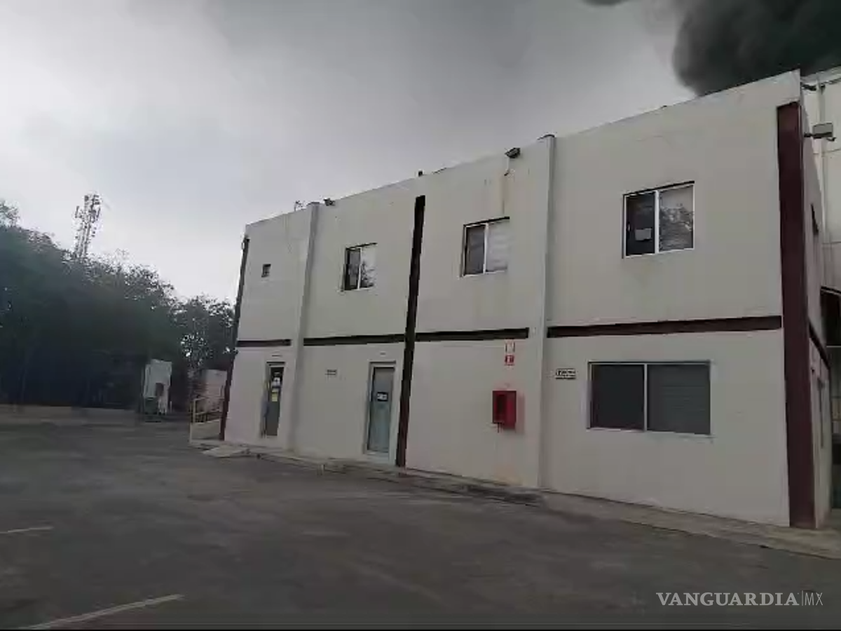 $!Evacuan a 102 personas por incendio en fábrica en Nuevo León