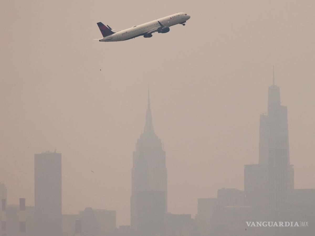 $!Un avión despega del aeropuerto LaGuardia en Nueva York.
