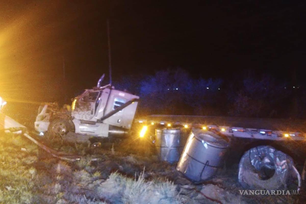 Dormita y vuelca su tráiler en carretera a Monclova; conductor resulta herido