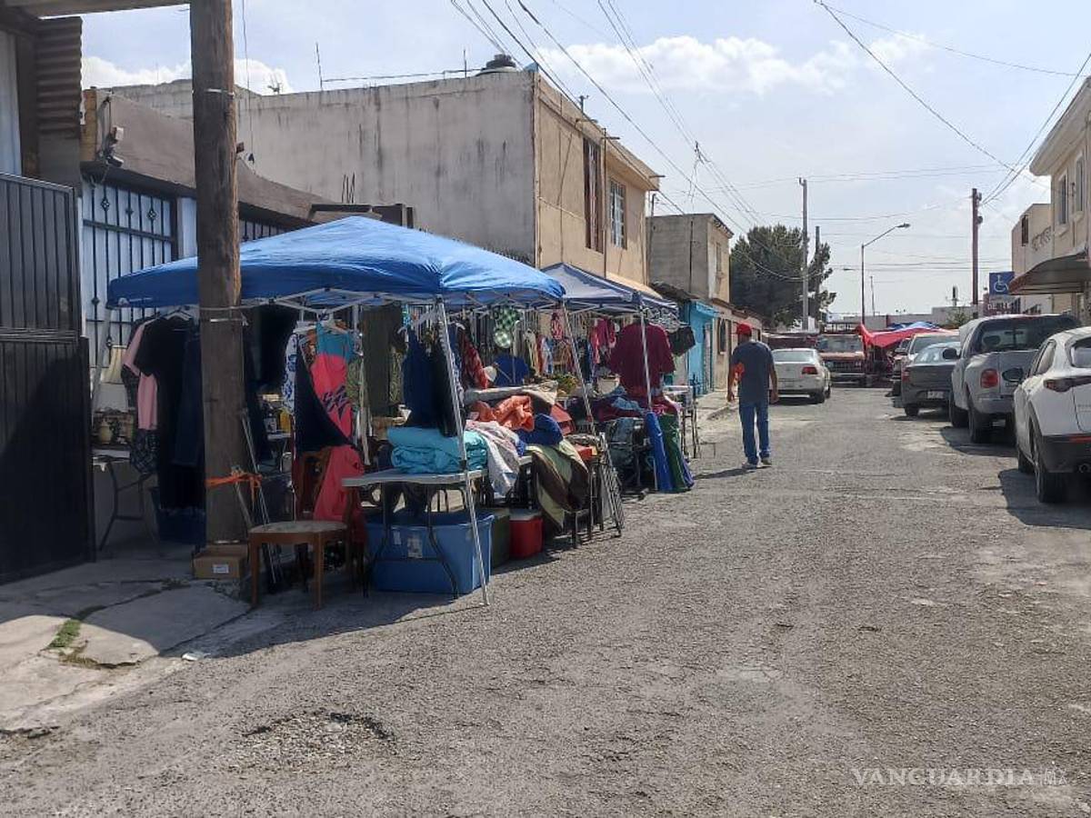 $!Las personas encargadas de estas ventas cuentan con un permiso especial para poder ubicarse en la vialidad.