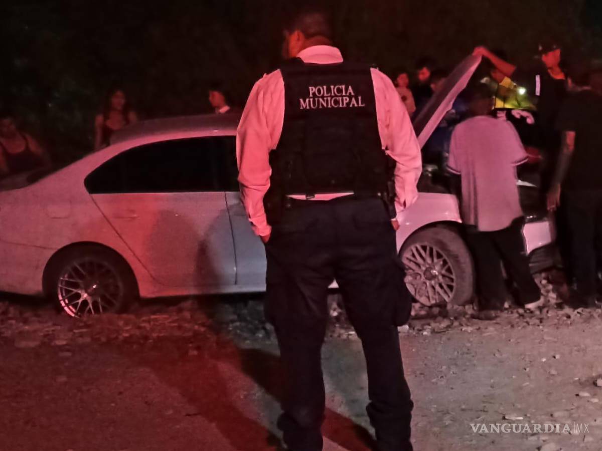 $!El vehículo tuvo que ser retirado del lugar con la ayuda de una grúa.