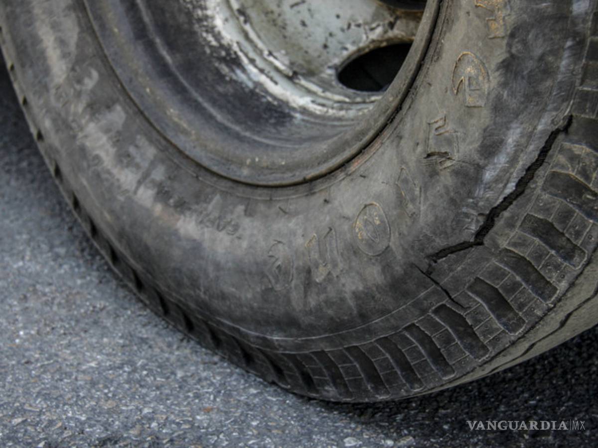 $!Cómo reaccionar cuando un neumático se revienta en movimiento