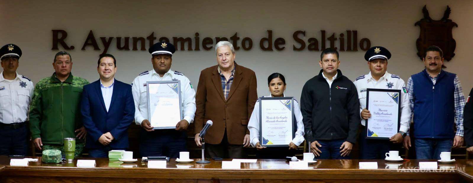 $!La valentía de cuatro agentes viales fue premiada por el alcalde José María Fraustro Siller.