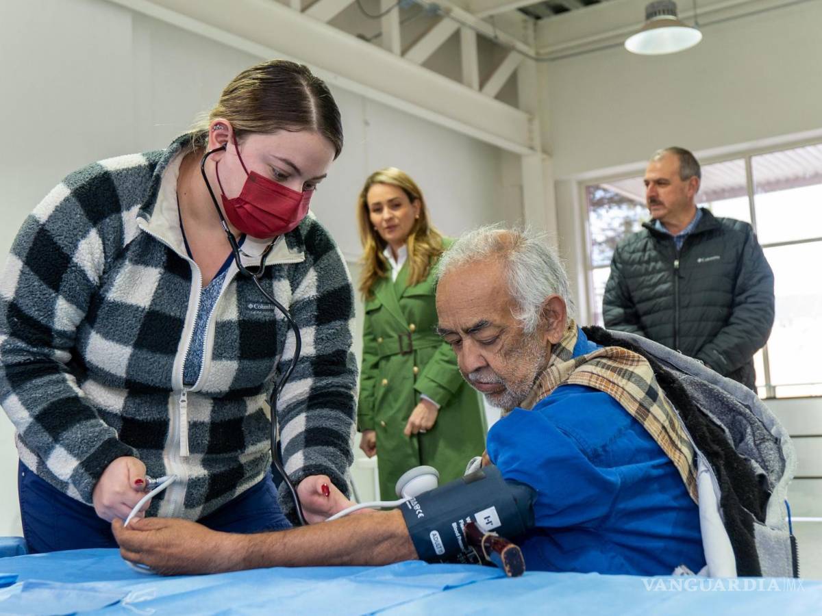 $!A los asistentes se les tomó la presión, además de ofrecerles bebidas calientes.