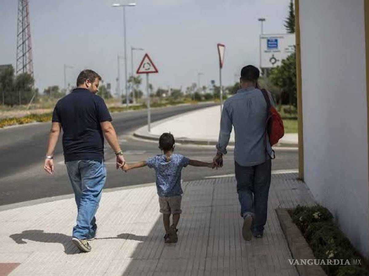 $!Sacerdote católico en Madrid ha bautizado a 15 hijos de parejas homosexuales