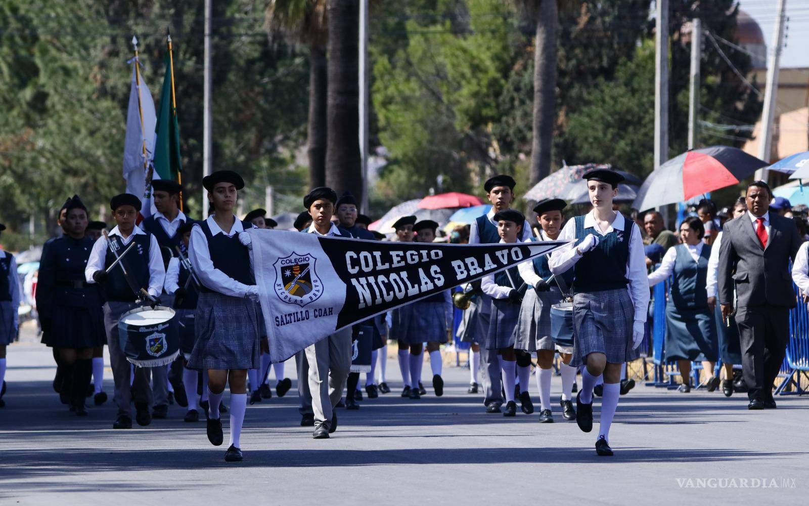 $!El desfile en Saltillo reúne a escuelas, corporaciones de seguridad y ciudadanos en una emotiva celebración patriótica.