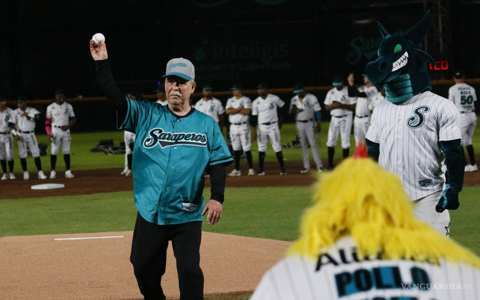 $!La leyenda, ‘Lupe’ Chávez, lanzó la primera bola bajo la presencia de las mascotas ‘Pollo’, ‘ Dragón del Norte’ y ‘Kike Conejo’.