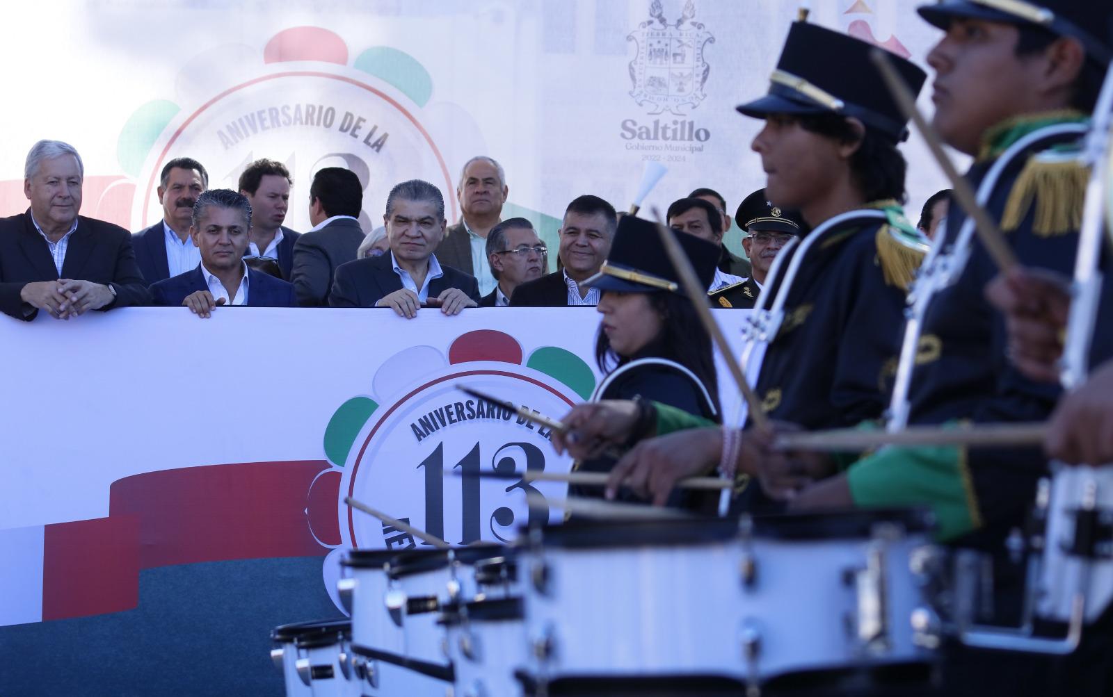 $!El desfile conmemorativo culminó al mediodía, marcando el final de una celebración llena de simbolismo histórico.